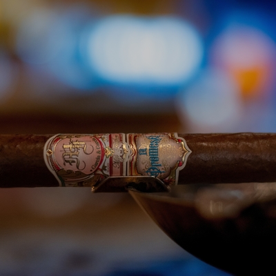 acheter Autocollant personnalisé pour cigare en promotion, étiquette personnalisée UV or, bague de cigare, marque privée, adhésif imperméable, impression d'autocollant de dessin animé online manufacture