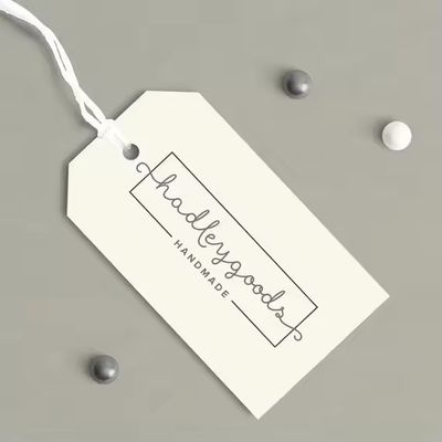 Bon prix Forme personnalisée Étiquettes de vêtements en papier kraft blanc Logo biodégradable en ligne