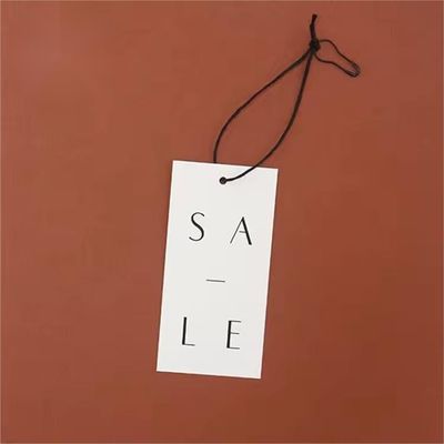 Bon prix Cadeaux Chaîne Étiquettes de vêtements personnalisés Papier noir Étiquettes de prix Étiquettes pour vêtements en ligne