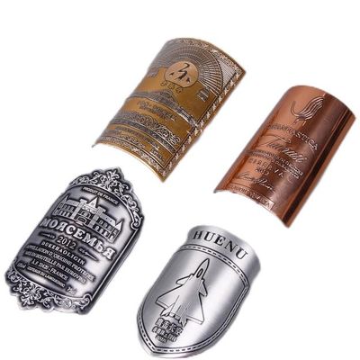 Bon prix Étiquette de vin en métal adhésif permanent personnalisé privé avec chaîne de production entièrement automatique en ligne
